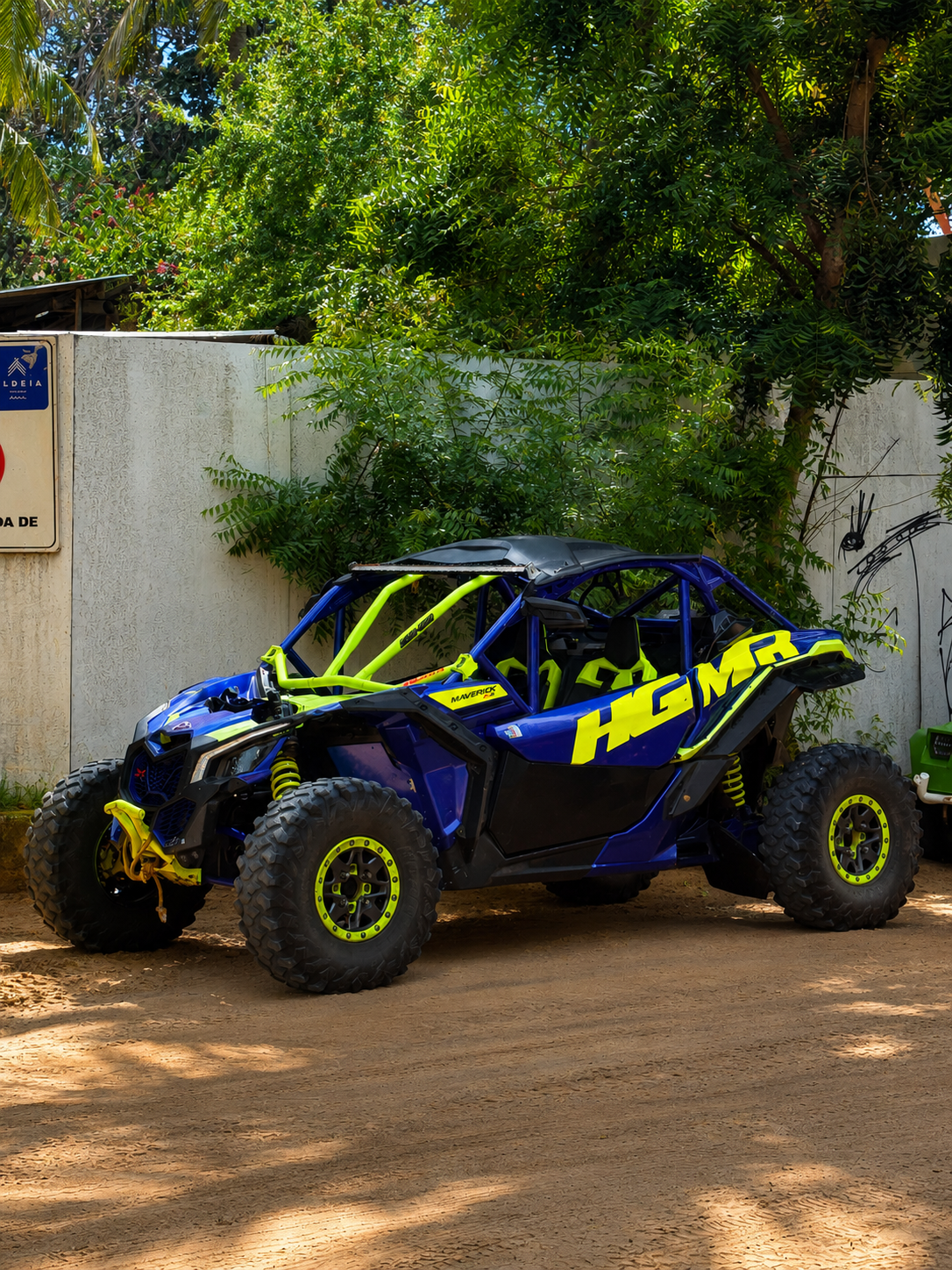 UTV Venturo Jeri estacionado nas ruas de areia de Jericoacoara